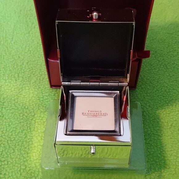 ‎Things Remembered Engravable 2x2 Photo Ornament Box. - Picture 2 of 7